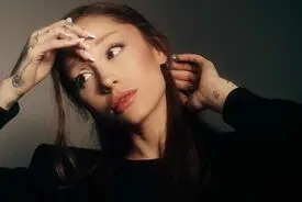   آریانا گرانده دارد می‌میرد؟