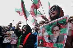 چشم عمران‌خان عفونت کرد، پاکستان به هم ریخت