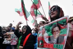 چشم عمران‌خان عفونت کرد، پاکستان به هم ریخت