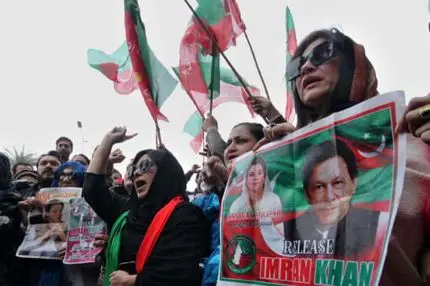 چشم عمران‌خان عفونت کرد، پاکستان به هم ریخت