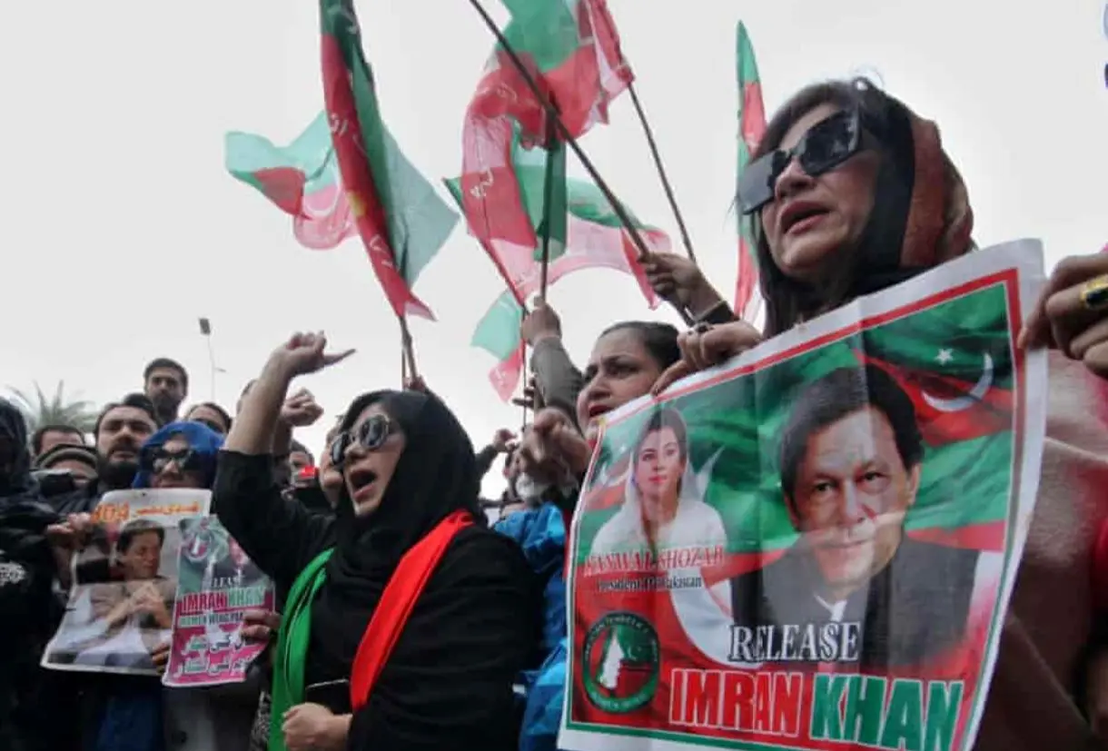 چشم عمران‌خان عفونت کرد، پاکستان به هم ریخت