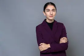 وزیر زن ایرانی‌الاصل سوئد با نوزادش پای میز مذاکره نشست! 