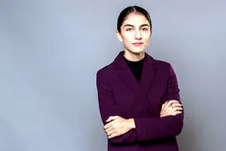 وزیر زن ایرانی‌الاصل سوئد با نوزادش پای میز مذاکره نشست! 
