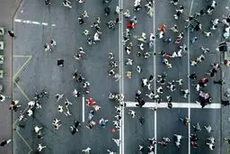دانشمندان نمی‌دانند چرا | آدم‌ها هنگام راه رفتن به چپ می‌پیچند!