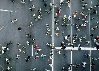 دانشمندان نمی‌دانند چرا | آدم‌ها هنگام راه رفتن به چپ می‌پیچند!