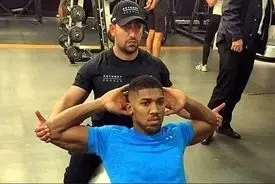 اسطوره بوکس تصادف کرد؛ دوست ایرانی‌اش کشته شد | سینا قائمی کیست؟