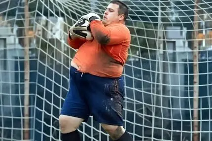 دروازه‌بانی که با ۱۳۰ کیلو وزن با پارتی مادرش فیکس باشگاه شد