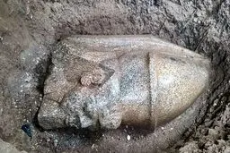 مردی سنگی مرموز را مقابل خانه‌اش پیدا کرد که گنجی ۳۳۰۰ ساله بود!