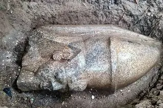مردی سنگی مرموز را مقابل خانه‌اش پیدا کرد که گنجی ۳۳۰۰ ساله بود!