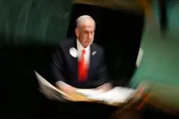 کسی حاضر نیست کنار نتانیاهو بنشیند | نتانیاهو در مراسم برادرش تنها ماند