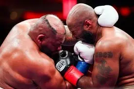 کلاه‌گیس بوکسور مشهور در حین مسابقه جدا شد!