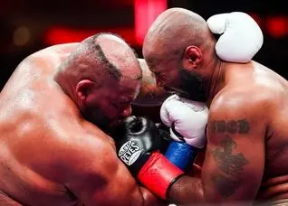 کلاه‌گیس بوکسور مشهور در حین مسابقه جدا شد!