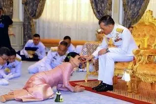 فهرست رسوایی‌های پادشاه تایلند | شاهی که سگش را فرمانده نیروی هوایی کرد