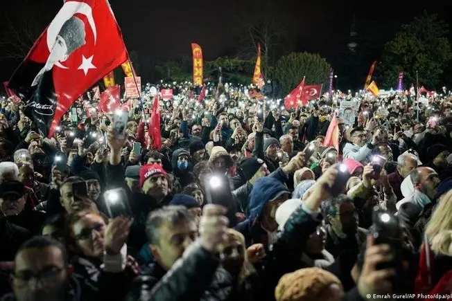 خیابان‌ها شلوغ شد؛ استانبول بهم ریخت | مخالفت‌های اردوغان کف خیابان