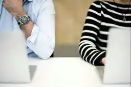 چرا مردان در محل کار زنان را مورد آزار جنسی قرار می‌دهند؟ | علم دو توضیح ارائه می‌دهد