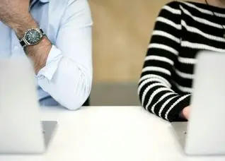 چرا مردان در محل کار زنان را مورد آزار جنسی قرار می‌دهند؟ | علم دو توضیح ارائه می‌دهد