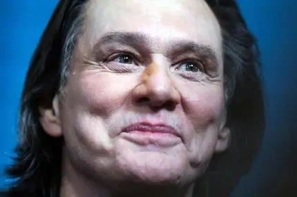 تغییر ظاهر جنجالی جیم کری در مراسم سزار | کمدین افسانه‌ای سرطان دارد؟ 