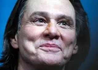 تغییر ظاهر جنجالی جیم کری در مراسم سزار | کمدین افسانه‌ای سرطان دارد؟ 