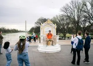 سلفی با «توالت طلایی» | آمریکایی‌ها برای تحقیر ترامپ با توالت عکس می‌گیرند!