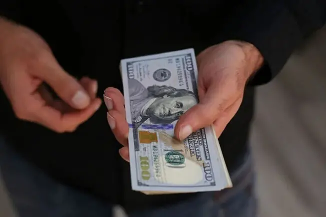 پشت پرده اصرار بر تثبیت دلار |  ارز ارزان به چه کسی می‌رسد؟