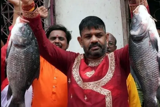 چرا سیاستمداران هندی با ماهی در حال مبارزات انتخاباتی هستند؟ | تبدیل ماهی به سلاح سیاسی