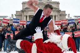 جنجال عکس نماینده‌ای که بابانوئل را کتک زد!