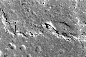 ماه ترک خورد | ناسا می‌گوید ماه دارد کوچک می‌شود