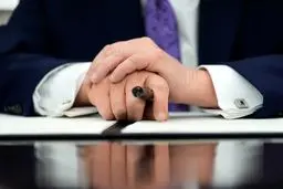 عکس «سوراخ» روی دست ترامپ جنجالی شد