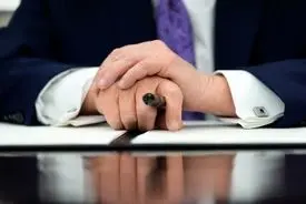 عکس «سوراخ» روی دست ترامپ جنجالی شد