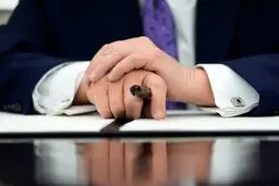 عکس «سوراخ» روی دست ترامپ جنجالی شد