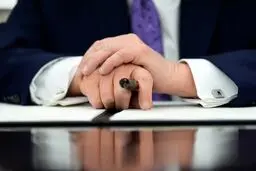 عکس «سوراخ» روی دست ترامپ جنجالی شد