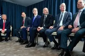 سیرک کاخ سفید | ترامپ مردان کابینه را مجبور کرد کفش او را بپوشند