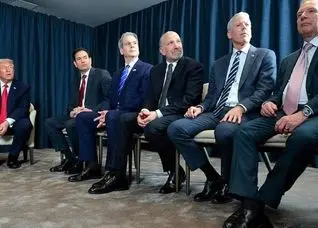 سیرک کاخ سفید | ترامپ مردان کابینه را مجبور کرد کفش او را بپوشند