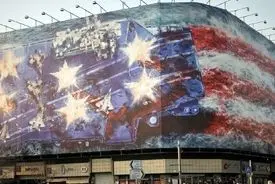 رد خون در میدان انقلاب | پیام یک دیوارنگاره