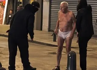 سرقت در خیابان؛ سارقان پیرمرد ۸۰ ساله را واقعا لخت کردند!