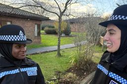 حجاب ایمن با نور آبی | ابتکار تازه پلیس بریتانیا