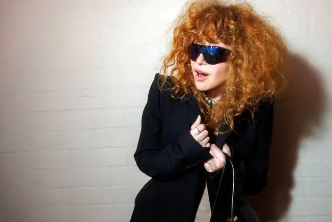 بازیگر زن مشهور از هواپیما بیرون انداخته شد!