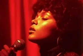 خواننده‌ای مرموز با میلیون‌ها بازدید؛ اما این زن واقعا کیست؟