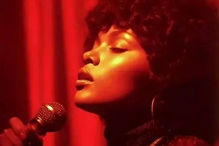 خواننده‌ای مرموز با میلیون‌ها بازدید؛ اما این زن واقعا کیست؟