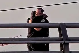 حرف‌های پلیس به مردی که قصد خودکشی داشت 