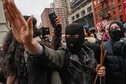 کشف وسایل مشکوک کنار خانه زهران ممدانی؛ دو نفر بازداشت شدند